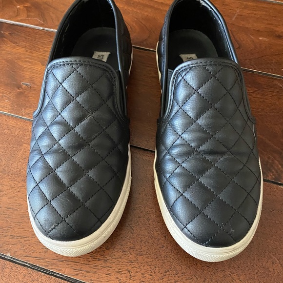 Black quilt style slip on tennis shoes good shape with a couple small scuffs - Picture 2 of 8